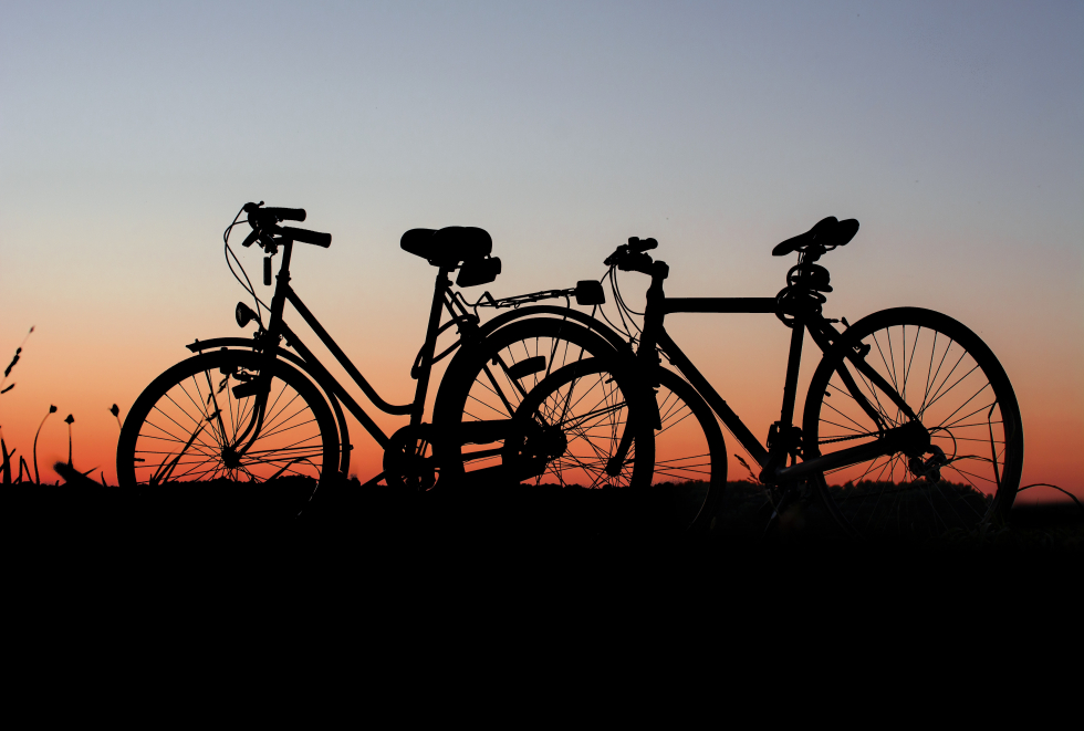 Twee fietsen in de avondlucht