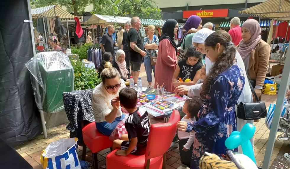 Een foto van een kraam op de braderie vorig jaar
