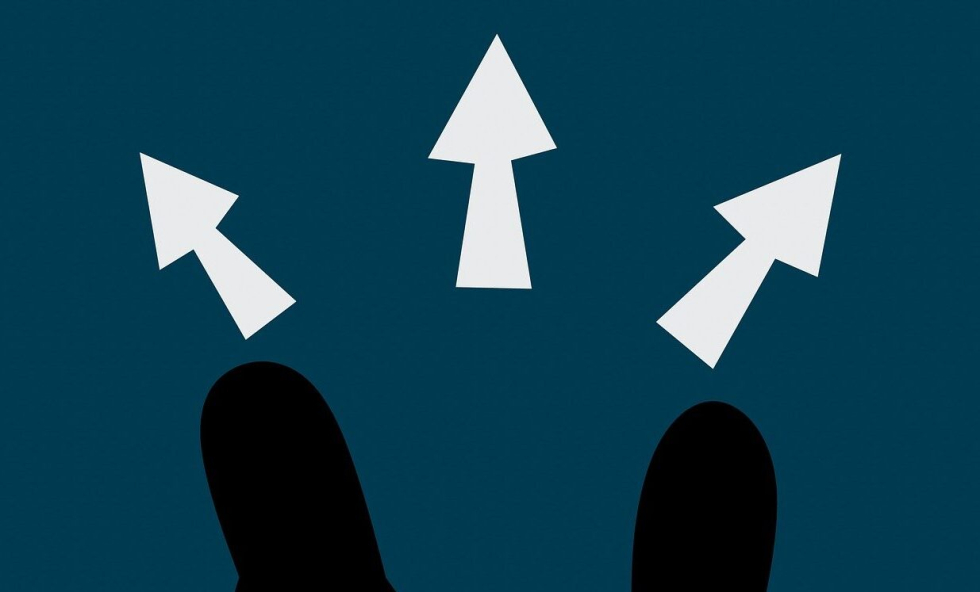 Een afbeelding van twee voeten met verschillende pijlen die een andere richting aangeven