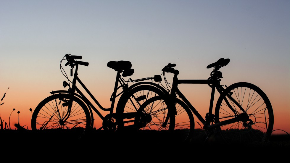Twee fietsen in de avondlucht