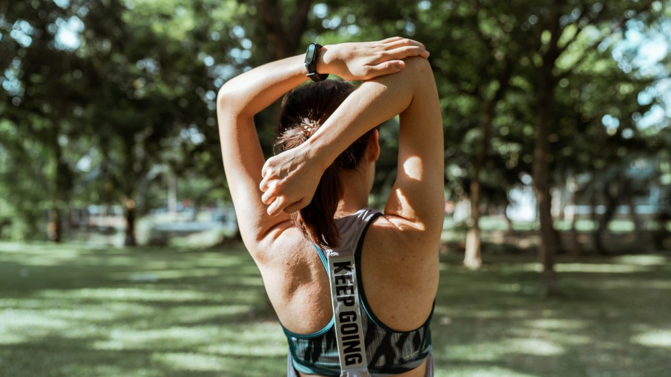Vrouw die rekt en strekt tijdens bootcamp