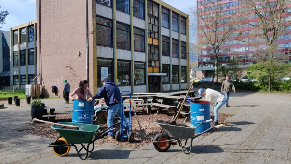 Vier leden van de Groengroep aan het werk op 't Ontmoetingsplein