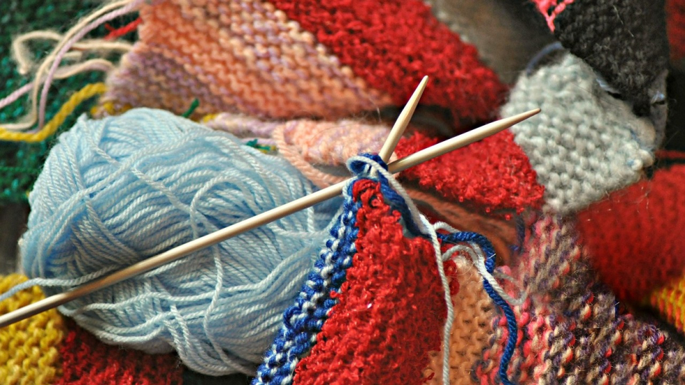 Een kleurrijk breiwerk met naalden en bollen draad