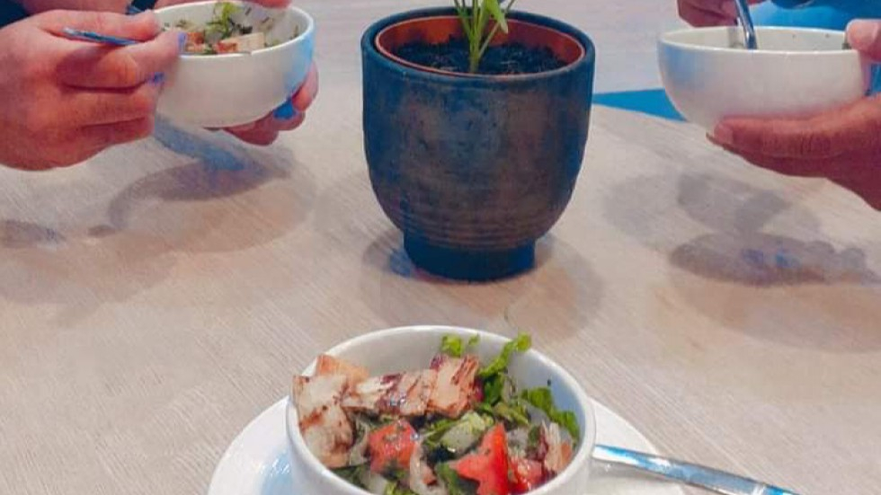 Drie kommetjes met salade op tafel tijdens de wijklunch