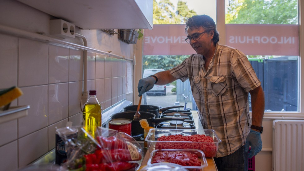 Bewoner die in het wijkinloophuis aan het koken is