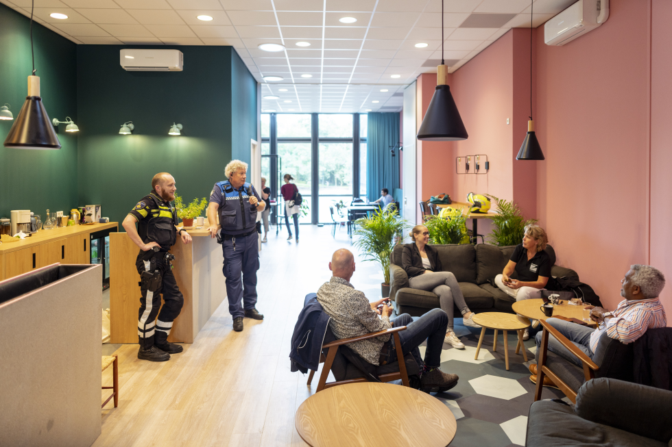 Wijkcentrum 't Volle Hof met verschillende bewoners en de wijkboa en wijkagent