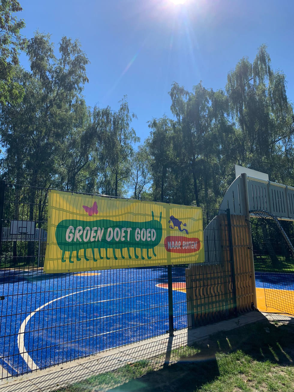 Spandoek met daarop de tekst Groen Doet Goed en Naar Buiten