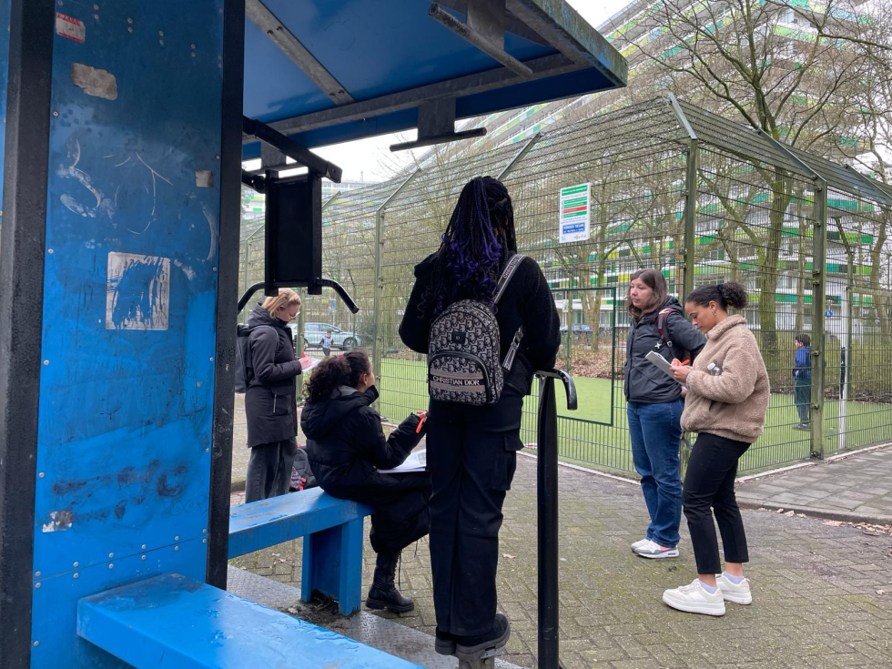 Mensen staan bij het sporttoestel achter de voetbalkooi in Vollenhove