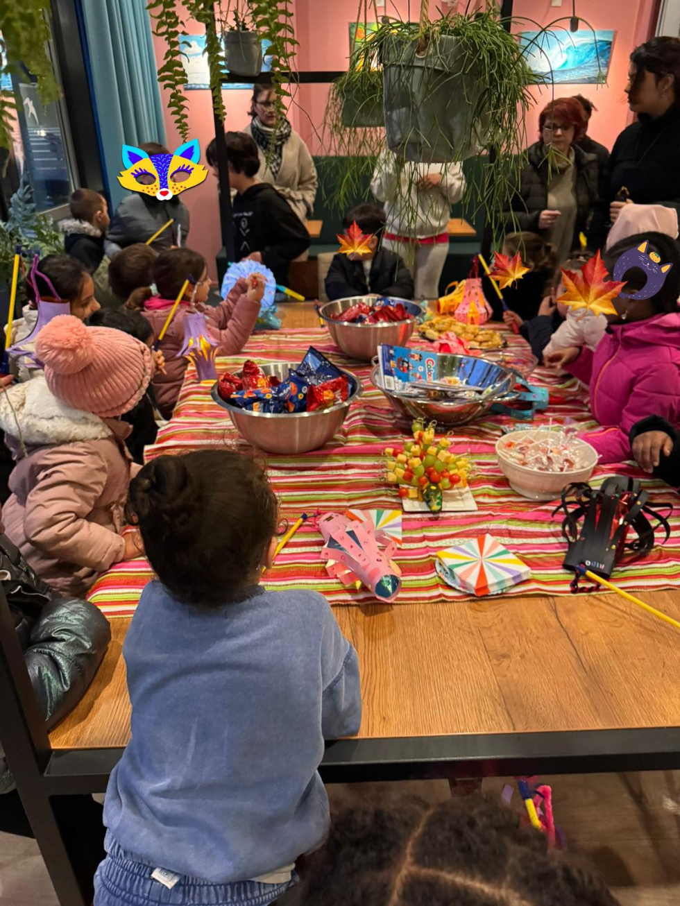 Kinderen zitten rond een tafel vol met snoep in 't Volle Hof