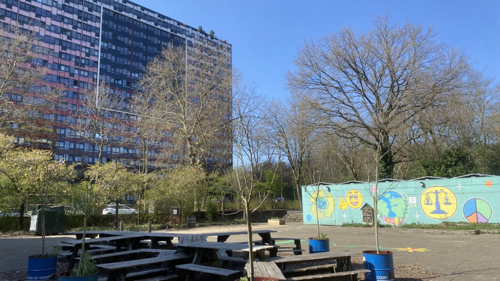 Foto van het Ontmoetingsplein met op de achtergrond de Torenflat