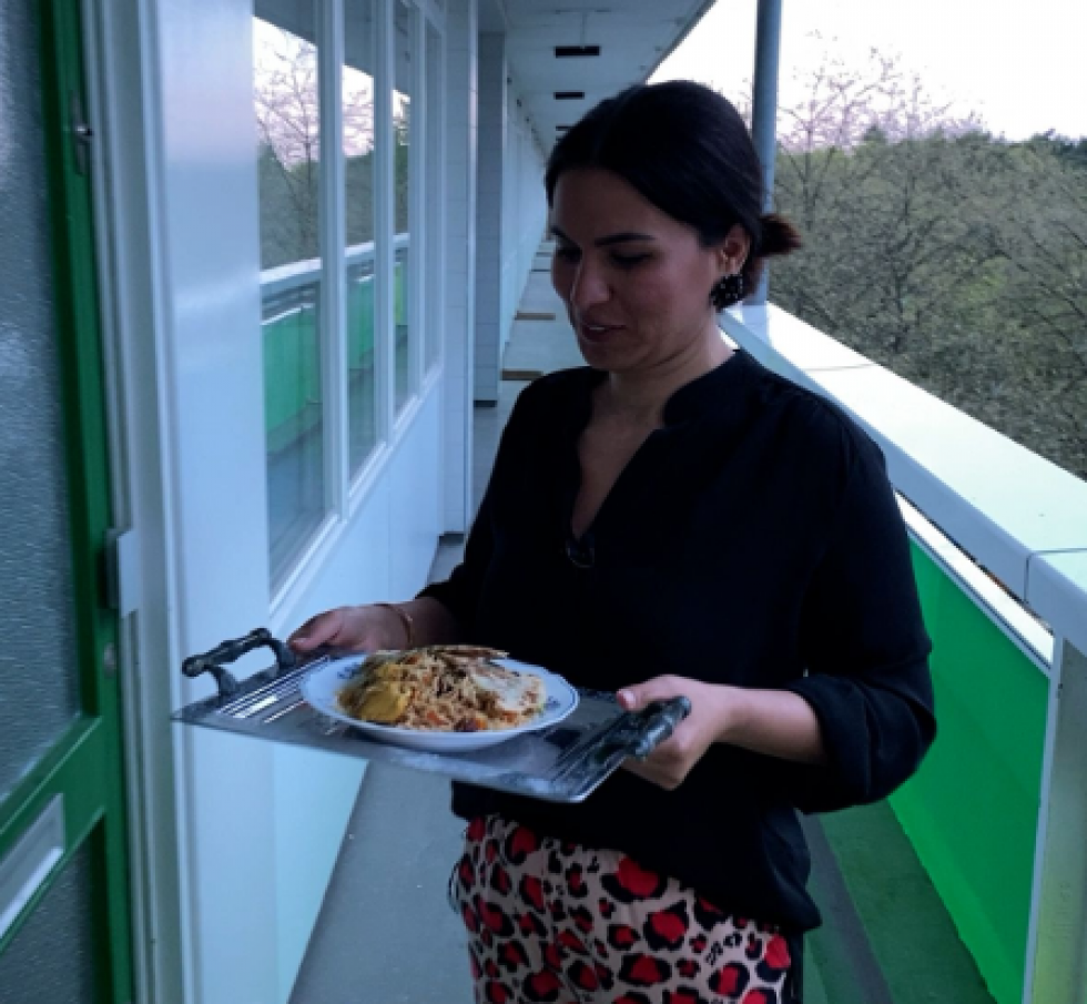 Vrouw deelt eten met buren