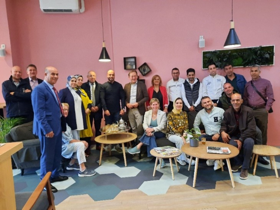 De groep uit Marokko samen met mensen uit Zeist en Vollenhove in wijkcentrum 't Volle Hof