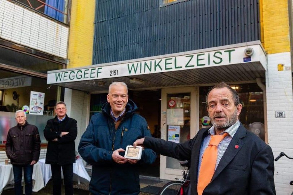 Wethouder Wouter Catsburg en Jantje Paasman tijdens de opening. Wouter en Jantje staan voor De Weggeefwinkel Zeist en Jantje overhandigt de oude thermostaat aan Wouter. 