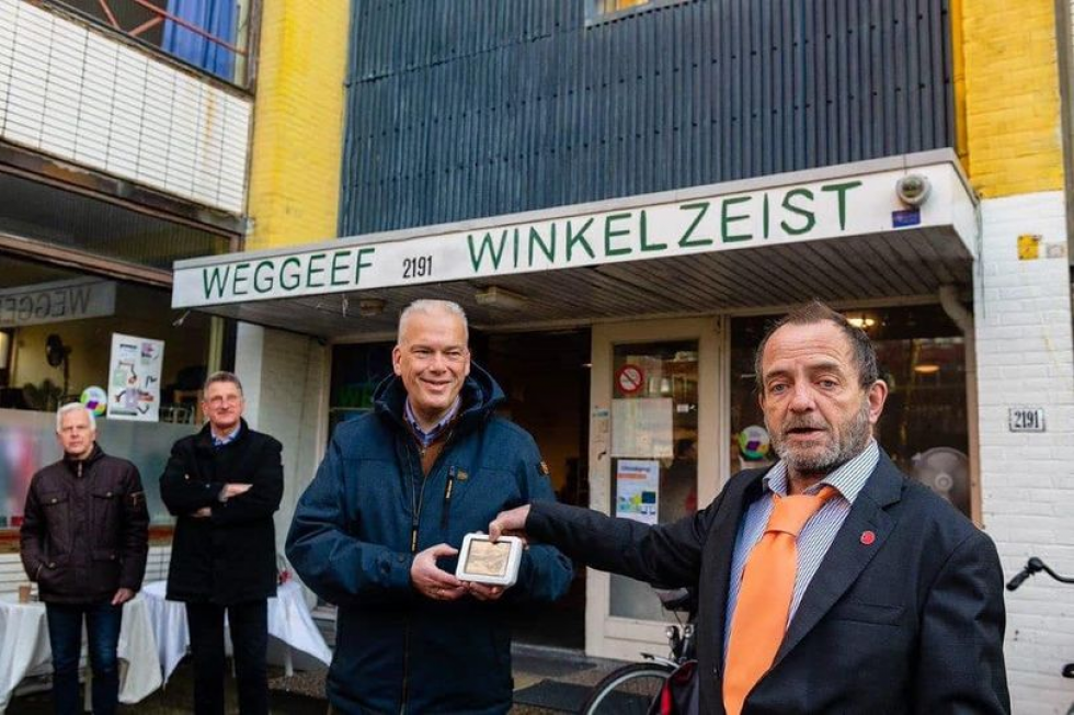 Wethouder Wouter Catsburg en Jantje Paasman tijdens de opening