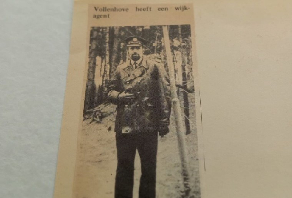Krantenknipsel met een zwart-wit foto van oud-wijkagent Anko Schreuder