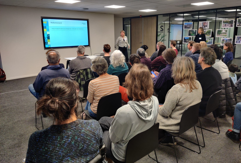 Wethouder Laura Hoogstraten opent de eerste bijeenkomst van het VAT