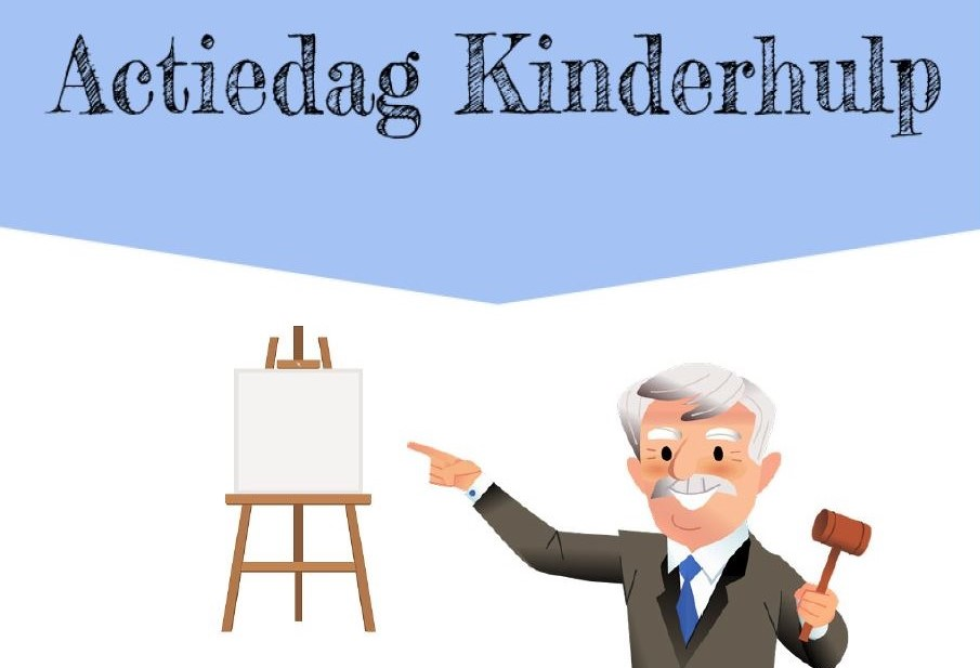 Een deel van de flyer voor de actiedag Kinderhulp. Hierop is een veilingmeester te zien met een veilinghamer in zijn ene hand. Met zijn andere hand wijst hij naar een schilderij. 