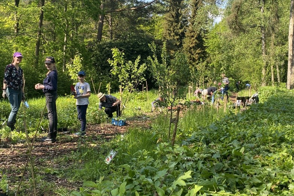 Bewoners aan het werk tijdens de aanleg van de voedselbosrand