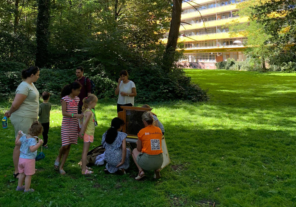 Kinderen en ouders bij een activiteit van het Groen Doet Goed Festival in Park Vollenhove