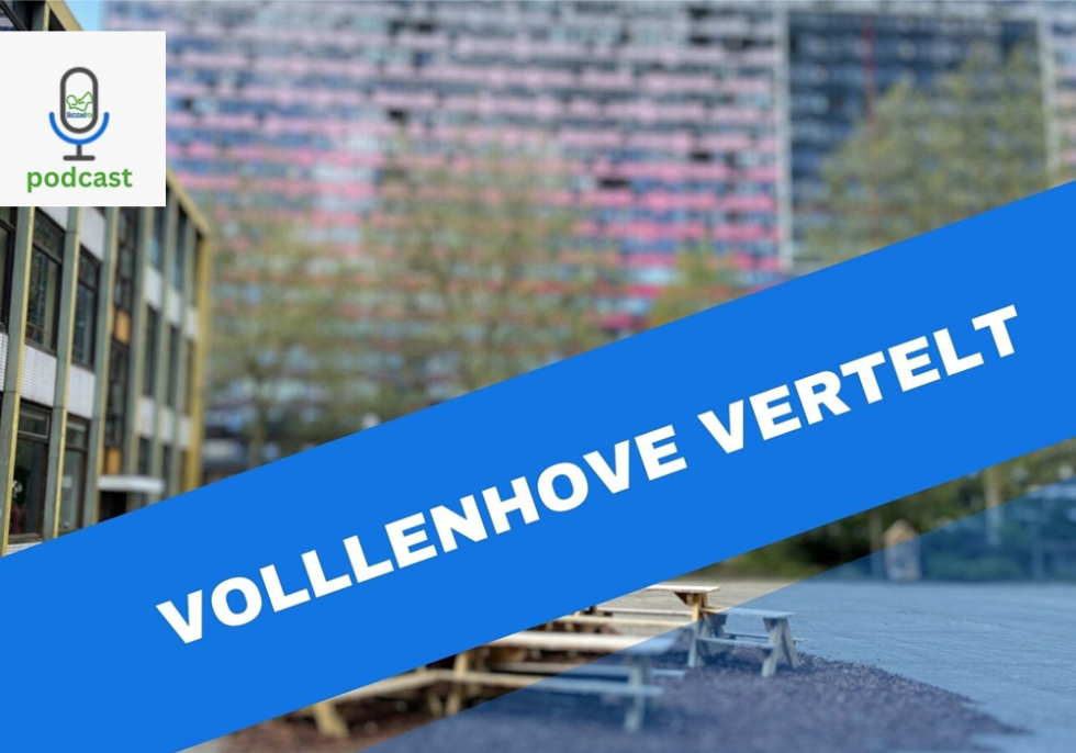 Een foto van de Torenflat met daarvoor in blauw kader de titel Vollenhove vertelt. Ook staat er een logo van een microfoon en het woord 'podcast'.