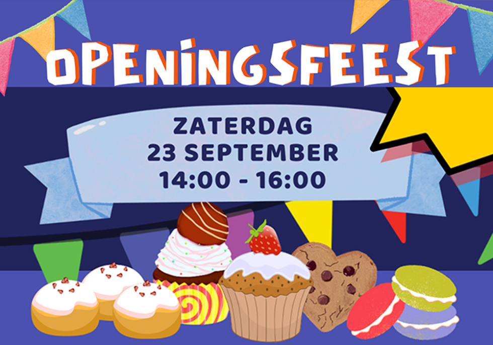 Poster van openingsfeest met vrolijke vlaggetjes en illustratie van gebakjes. Op de flyer staat de tekst: Openingsfeest: zaterdag 23 september 14.00 - 16.00