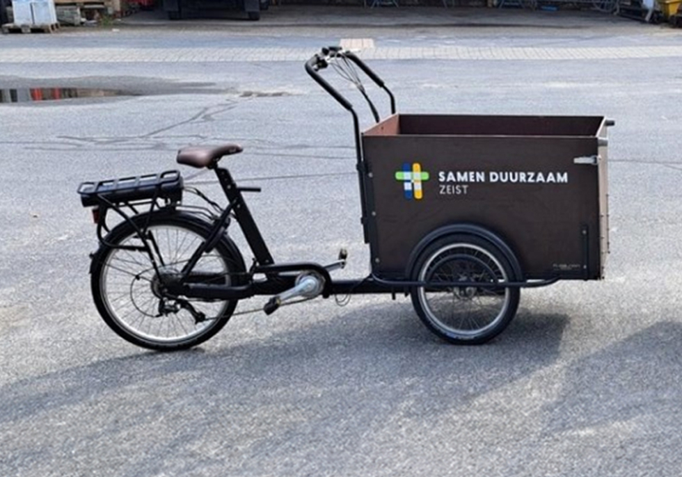 Bakfiets met op de bak het logo van Samen Duurzaam Zeist