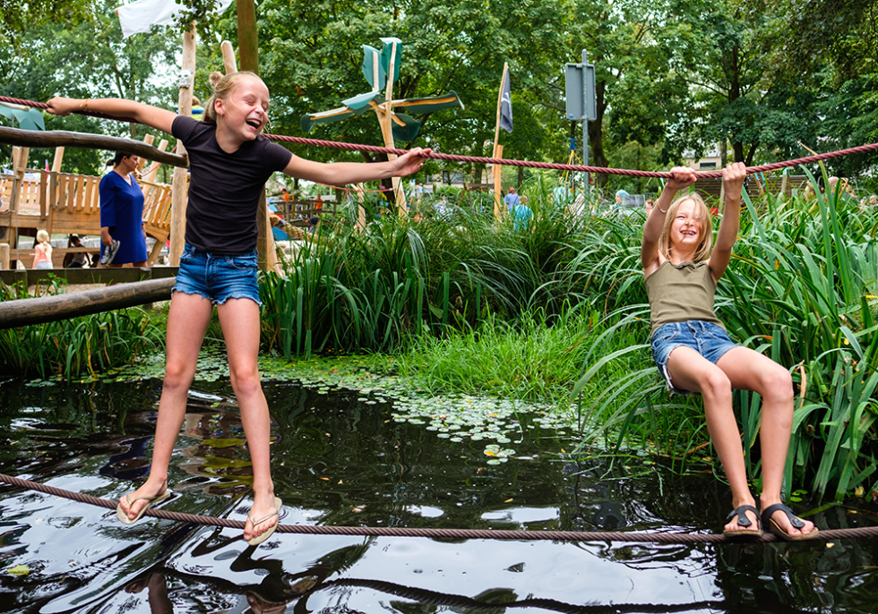 Twee kinderen spelen buiten