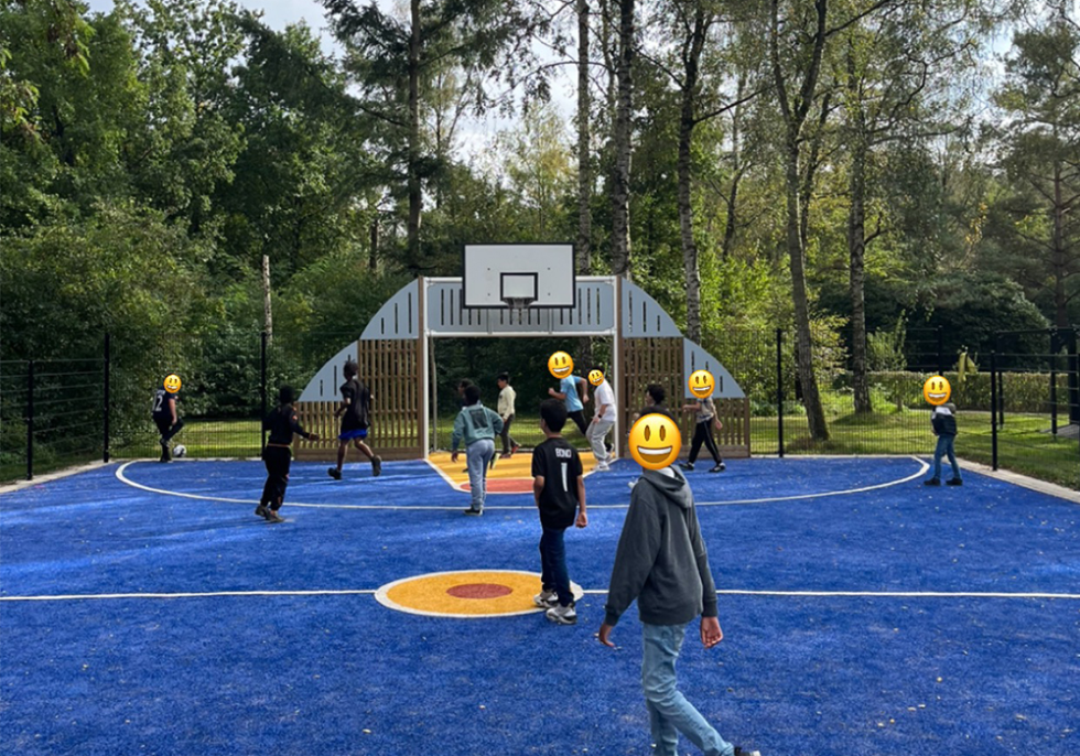 Kinderen aan het spelen op het voetbalveld in Park Vollenhove