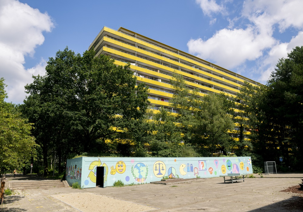 Foto van het ontmoetingsplein in Vollenhove, met daarachter de gele Geroflat