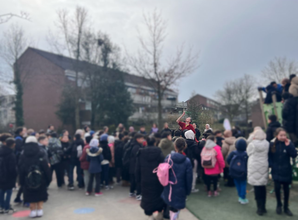 Bij de feestelijke kick-off voor kinderen en ouders op Al Amana was van alles te doen, zo konden de kinderen bijvoorbeeld meedoen in het circus. 