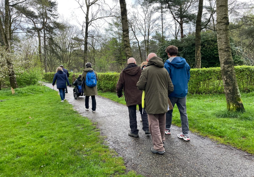 Bewoners die de buurtwandeling door Vollenhove meelopen. 
