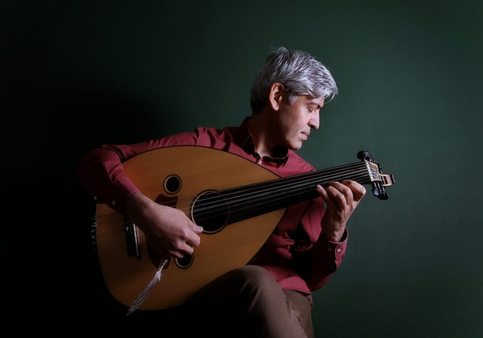 Mehmet terwijl hij op zijn muziekinstrument de ud speelt