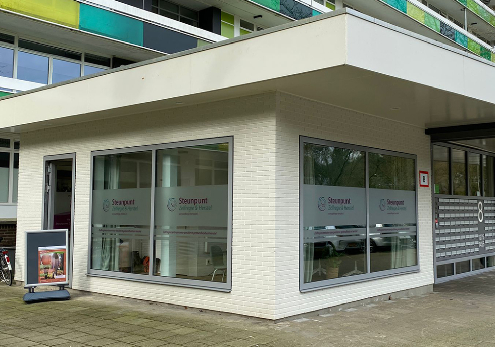 De nieuwe locatie van Steunpunt Zelfregie & Herstel in de portiek van de L-flat.