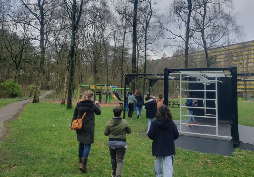 Kinderen en ouders bij diverse speeltoestellen in Park Vollenhove