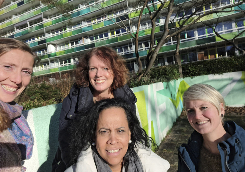 De vier vrouwen die bij voor L-kaar werken maken een selfie in Vollenhove voor de L-flat