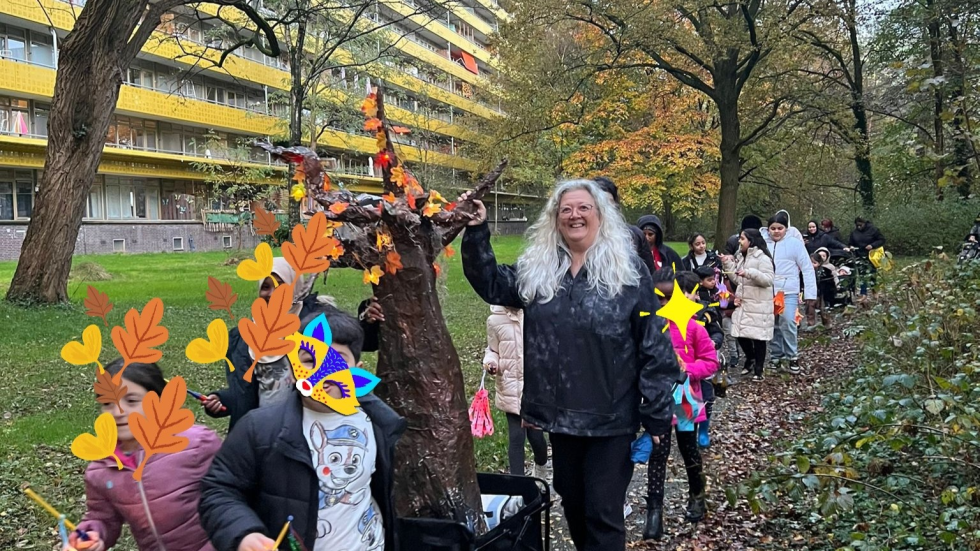 Veel kinderen lopen in Bospark Vollenhove samen met een vrijwilliger