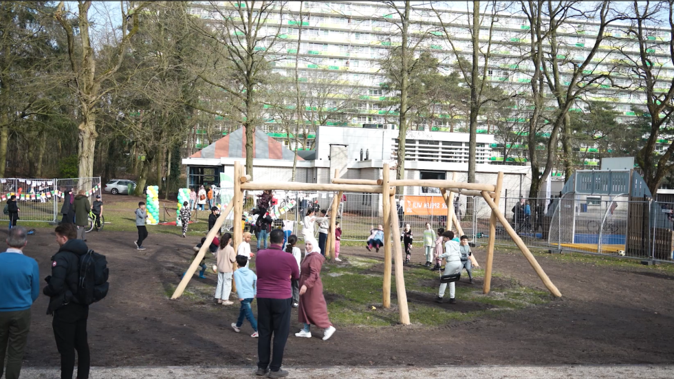 Spelende kinderen op een nieuw speeltoestel in het park