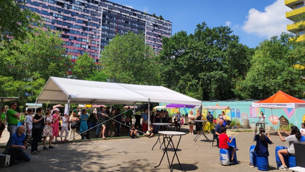 Foto van een eerder buurtfeest op het ontmoetingsplein