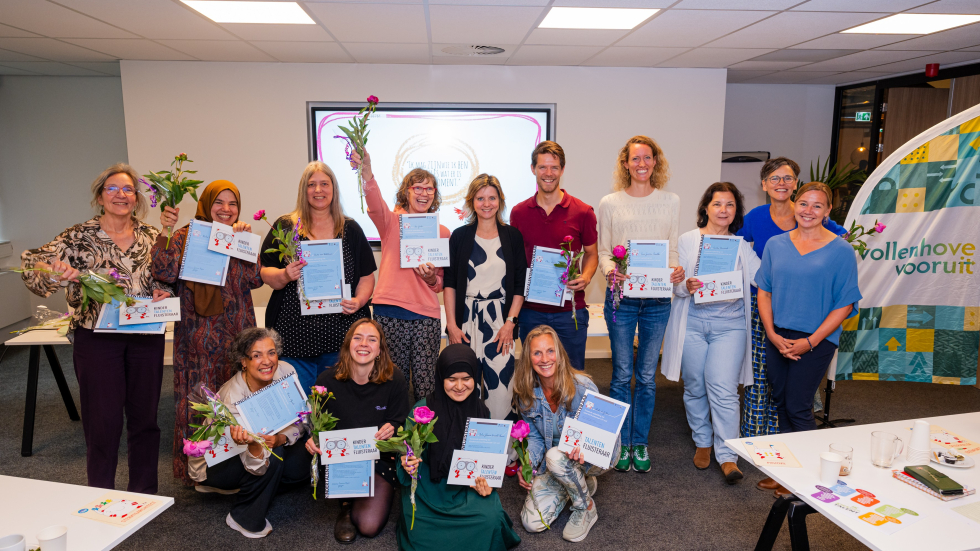 Een foto van alle deelnemers met hun diploma in handen