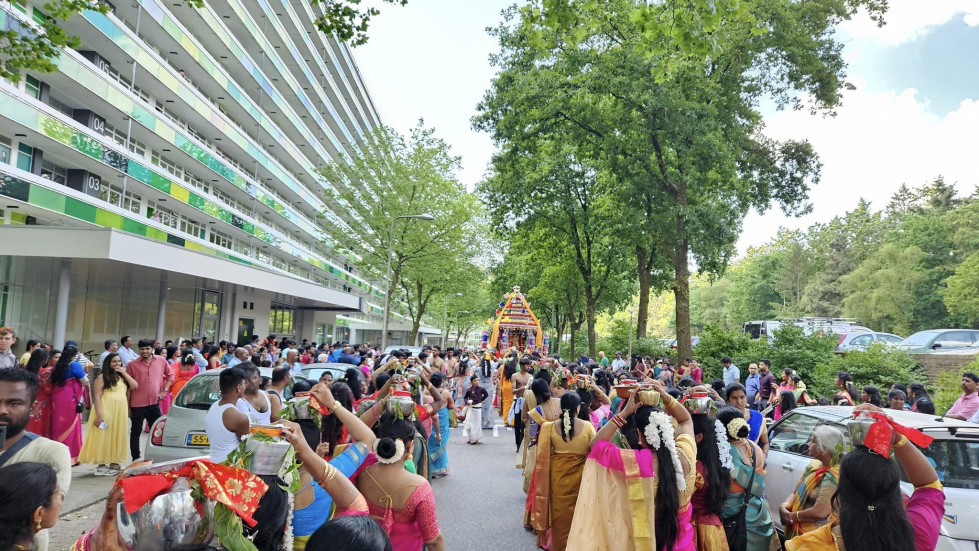 Foto van de optocht tijdens het tempelfeest vorig jaar
