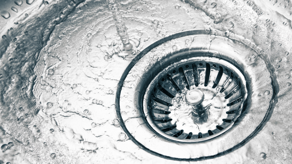 Foto van een putje in de gootsteen waar water doorheen loopt
