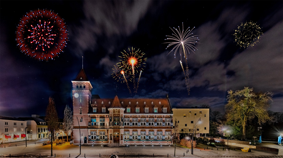 Een foto van Slot Zeist met daarboven siervuurwerk